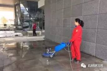 從地面到餐桌 家政服務如何借鑒專業(yè)廣場清洗方案打造極致清潔體驗